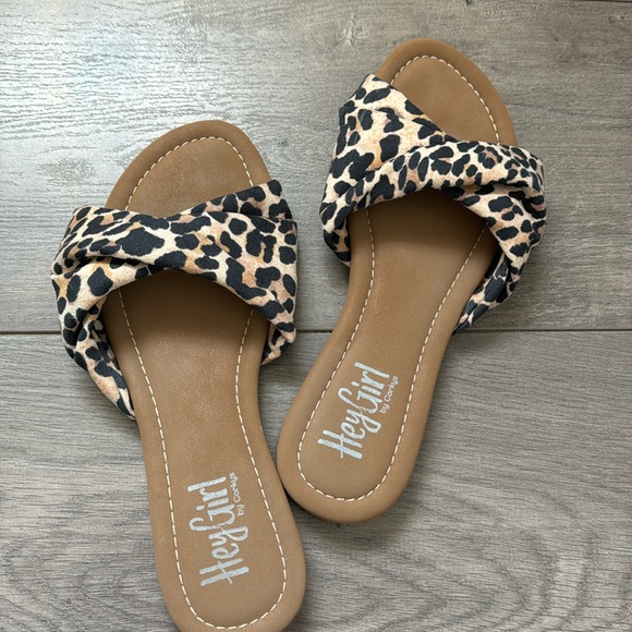 Adorable animal print shoes - Picture 1 of 3
